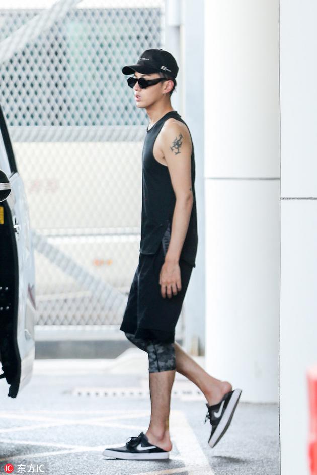 吴亦凡街头look跨栏背心显出线条感十足