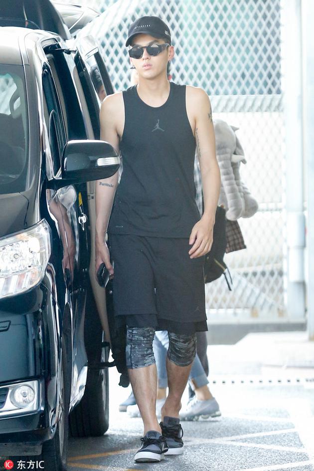 吴亦凡街头look跨栏背心显出线条感十足