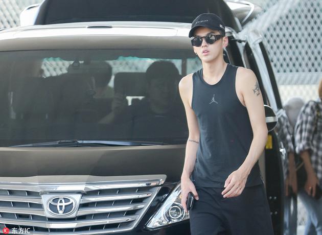 吴亦凡街头look 跨栏背心显出线条感十足