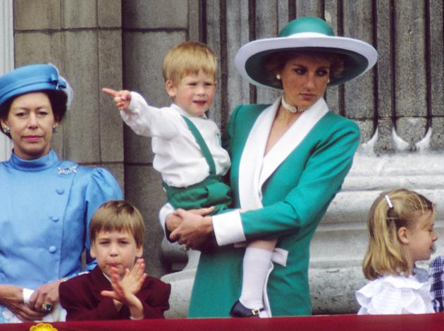 1988年戴安娜王妃身着绿色套装、佩戴同色系礼帽怀抱哈里王子观看空军表演
