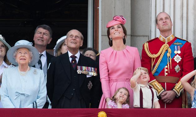 英国王室成员一同观看了皇家空军的飞行表演
