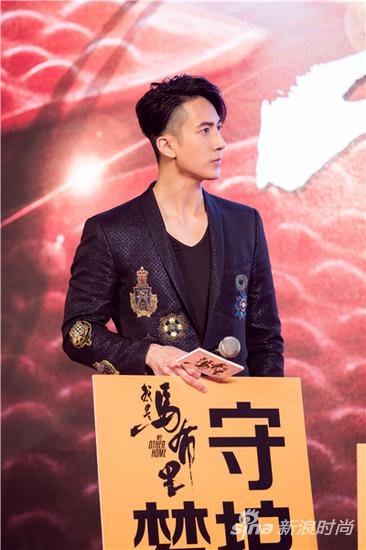 吴尊身穿徽章款西装出席电影发布会