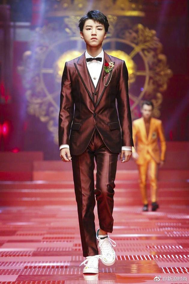 王俊凯成为了Dolce Gabbana 2018春夏系列的开场模特