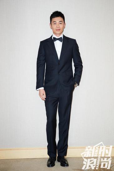 红毯上朱亚文身着dunhill礼服套装和christian louboutin皮鞋,搭配