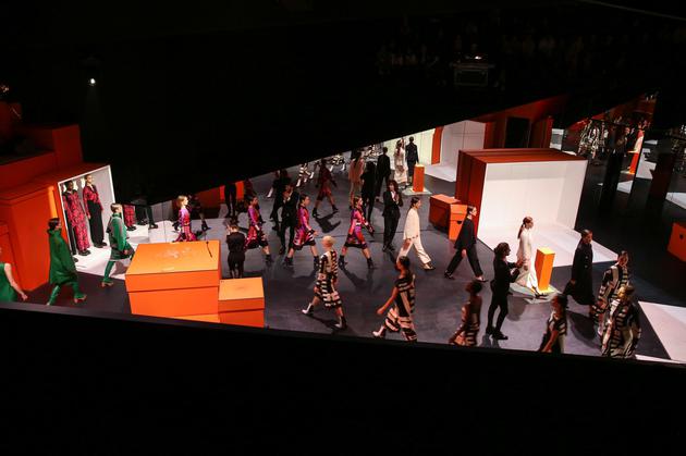 　　10 艺术家Jean-Paul Goude，以爱马仕女装艺术总监Nadège Vanhée-Cybulski所设计的2017年秋冬系列为灵感，为本场活动特别设计的舞步，大胆张扬的廓形，点缀以低调的设计细节、缰辔和绑带造型装饰。