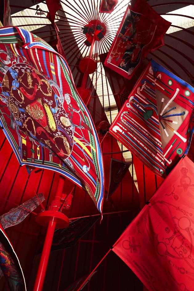 17.在“红舞池”中央的巨型鸟笼里，爱马仕丝巾犹如灵动的飞鸟，上演梦幻芭蕾。