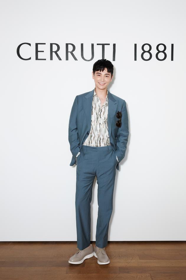 孙坚涂鸦衬衫配西装 雅痞范儿助阵CERRUTI1881大秀