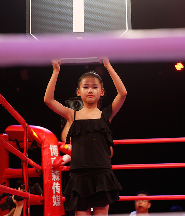儿童组比赛举牌小宝贝