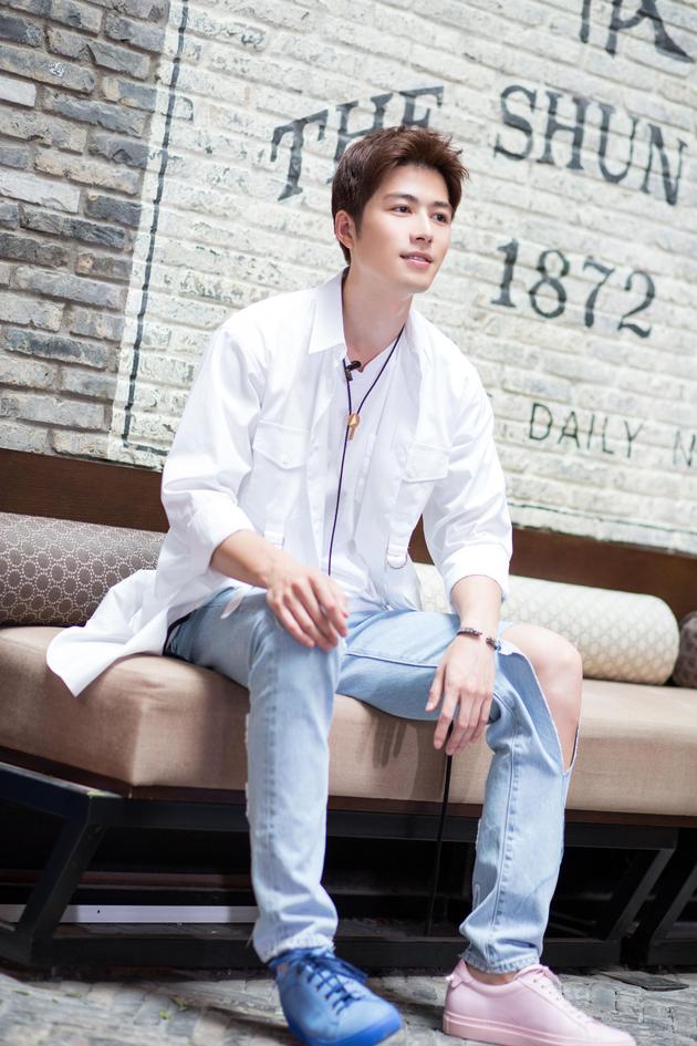 把两个牌子不同颜色的鞋一次穿在脚上的陈学冬有点意思!