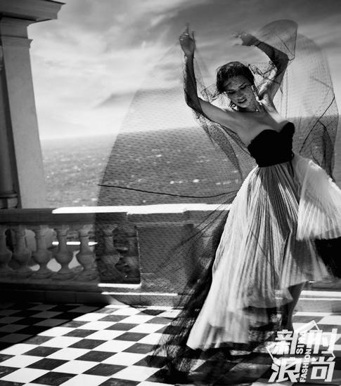 阿德里亚娜-利马出镜西班牙版《Harper’s Bazaar 》七月刊黑白大片