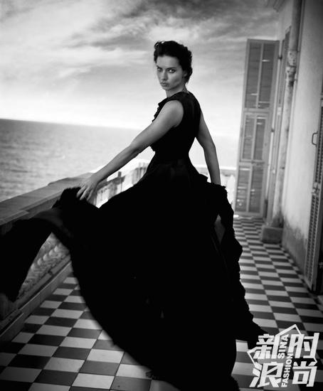 阿德里亚娜-利马出镜西班牙版《Harper’s Bazaar 》七月刊黑白大片