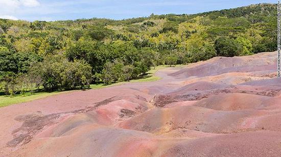 沙马雷勒的七色土是岩浆变成黏土矿物质后形成的