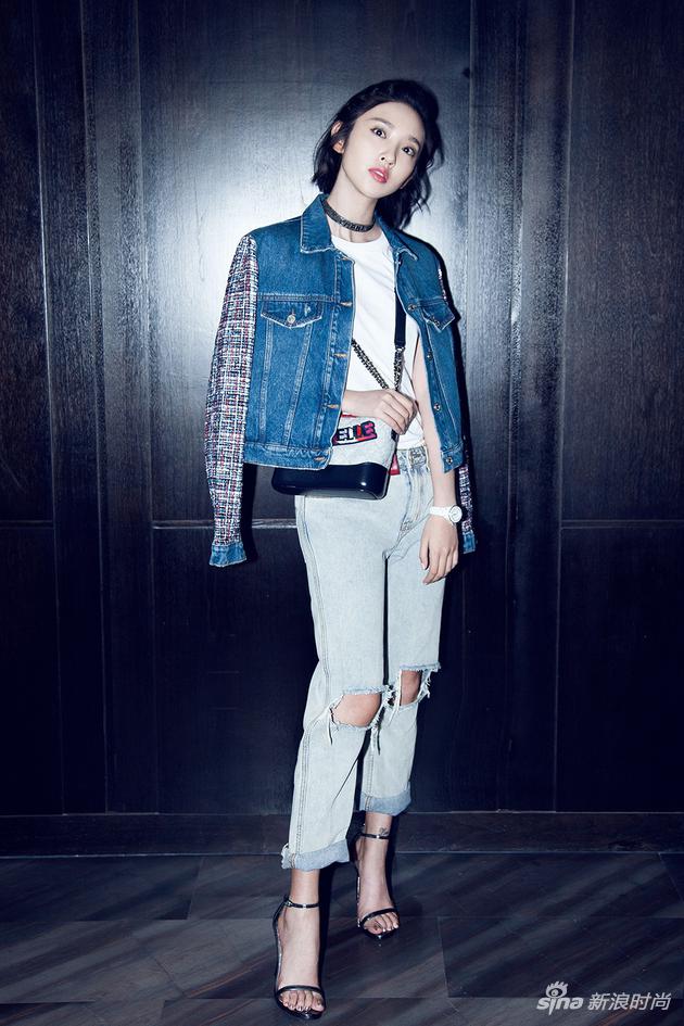 明星爱大牌唐艺昕破洞牛仔裤配酒窝练就酷炫甜妞范儿