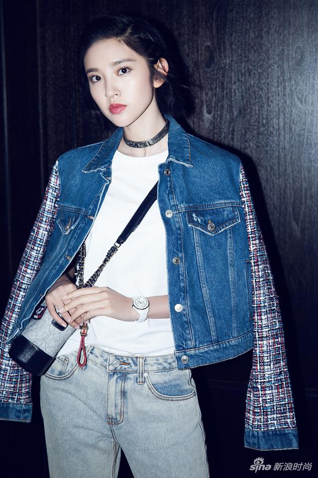 明星爱大牌唐艺昕破洞牛仔裤配酒窝练就酷炫甜妞范儿