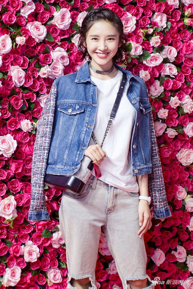 明星爱大牌唐艺昕破洞牛仔裤配酒窝练就酷炫甜妞范儿