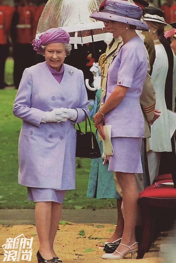 伊丽莎白女王穿藕荷紫色