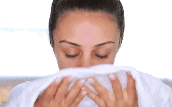 Step3：用温热的毛巾敷脸，促进脸部精华的吸收。