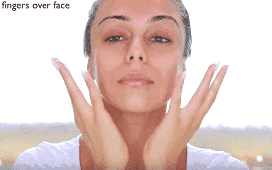 Step1：保持脸部和手指的清洁，十指轻轻拍打全脸，促进血液循环；