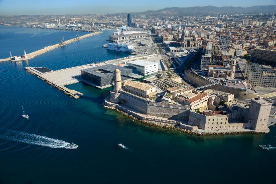 俯瞰马赛地中海景色，图中立方体建筑为欧洲和地中海文化博物馆