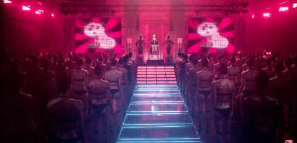 霉霉变成女王站在台上，台下是一群站的整整齐齐的身材超好的机器人