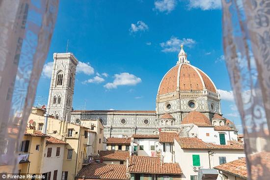 Firenze Rentals Corso 12位于佛罗伦萨市中心，在阳台上就能一览大教堂之美