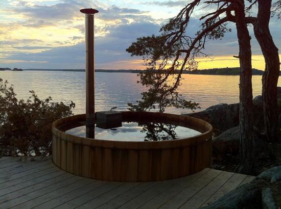 瑞典岛屿酒店的热木水桶