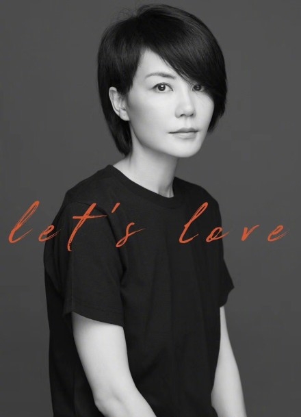 有网友将王菲这张照片和她以前的旧照p在一起作对比,只见王菲眼神更加