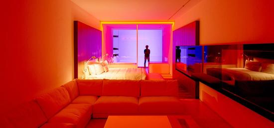 到了晚上，客人们可以从五种颜色中选择一种来点亮他们的房间。
