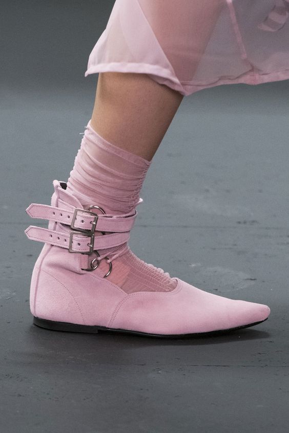 同粉色鞋袜