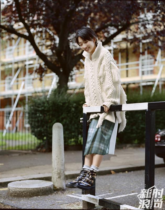 周冬雨身着Burberry 九月系列女装时尚集锦