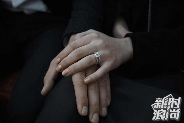 Sophie Turner的梨形切割订婚钻戒