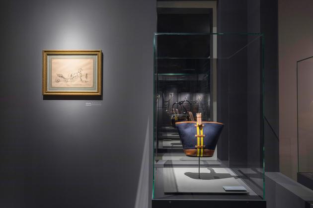 埃米尔·爱马仕私人藏品石版画《鞍辔已备，整装待发》以及来自品牌收藏系列的小款Camail皮包
