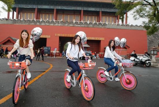 kipling小猴子和摩拜单车开启骑妙之旅会装猴有范儿