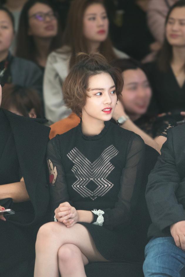 张艺上微卷短发俏皮可人 甜美亮相时装周