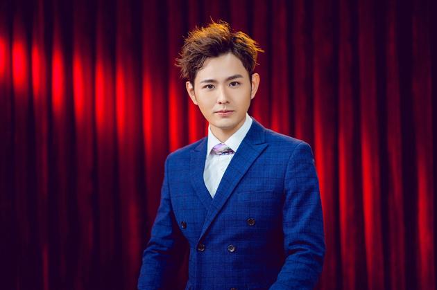 邓男子出任《超凡魔术师》魔术总顾问 时尚魅力解说获好评