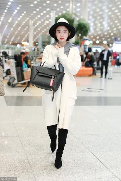 明星爱大牌唐艺昕示范白色大衣怎么穿最减龄