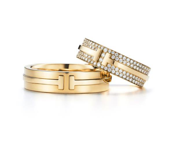 左起：Tiffany &amp; Co.蒂芙尼T系列T Two 18K黄金戒指;Tiffany &amp; Co.蒂芙尼T系列T Two 18K黄金镶钻戒指