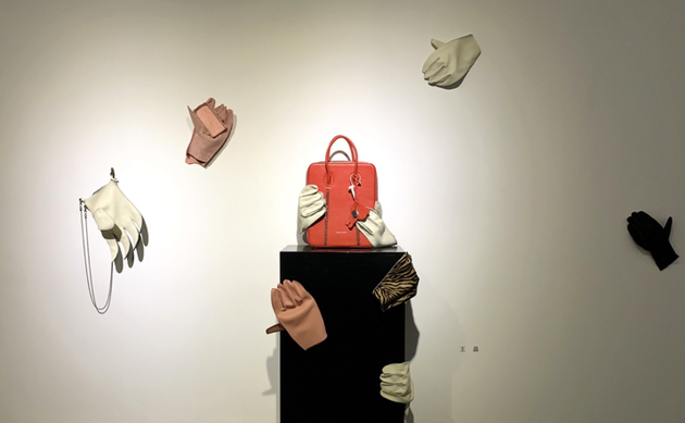 王晶作品:作品用一些手工手套与我们日常所能触碰的场景、用品做结合,手伸进这些手套的时候像是固定在了某处,伸手的人们也得以在此做短暂的停留与休憩。