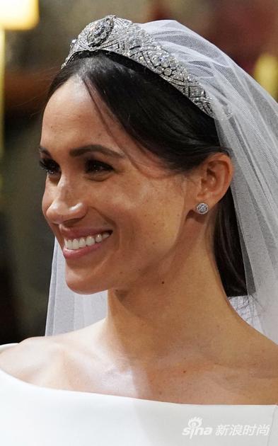 婚礼上的梅根佩戴钻石皇冠和耳环搭配纪梵希婚纱