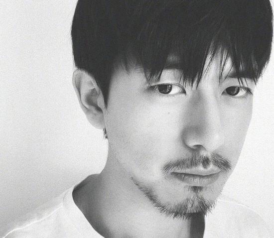 近日你们顽皮的杰伦又在ins上更新了,这次晒出了自己的胡渣造型,不仅