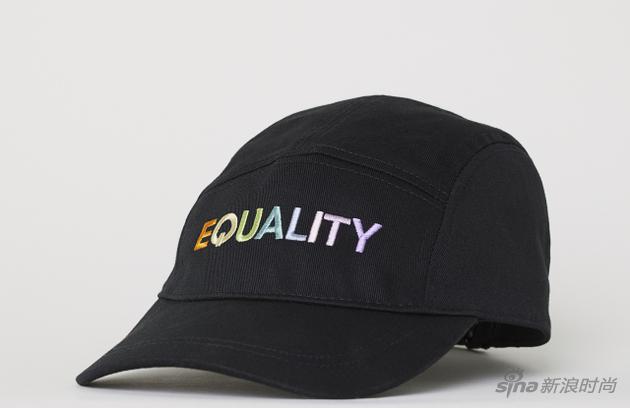 绣有彩虹色“平等（equality）”字样的黑色棒球帽
