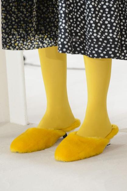 Shrimps的黄色丝袜配黄色拖鞋