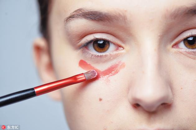 Step2在没有底妆的情况之下，于眼底涂上橙红色唇膏。