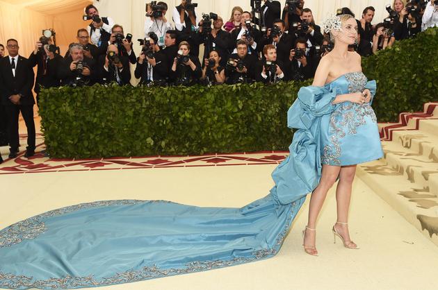 Diane Kruger 身穿prabal gurung蓝色蝴蝶袖长裙，佩戴tasaki珠宝亮相