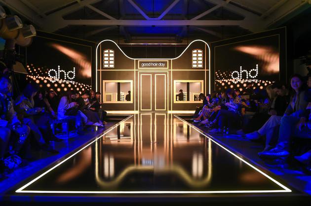 舞台将天猫形象融入鎏金质感的ghd沙龙,打造通透式秀场后台氛围.