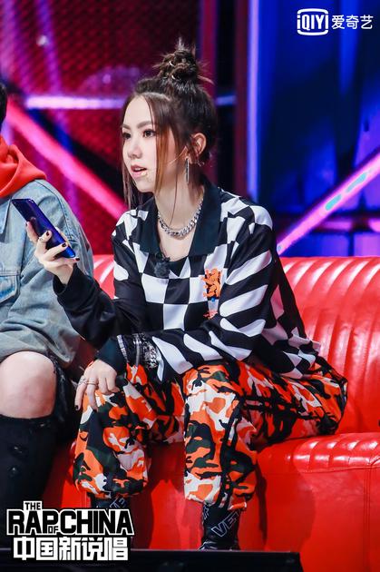 邓紫棋穿迷彩工装裤