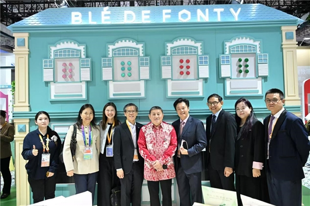 新加坡驻华大使陈海泉先生(左五)
新加坡驻沪总领事罗德杰先生（右三）
新加坡工商联合总会执行总裁郭柄汛（左四）