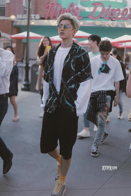 蔡徐坤还有这位之前就提过的"袜子精"小井先生,看这地板上铺得满满的