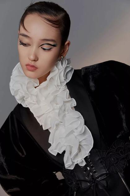 Look 2:眼尾亮色