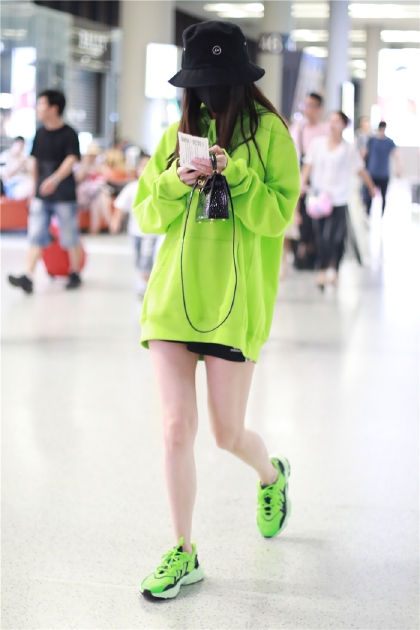 Angelababy杨颖现身机场